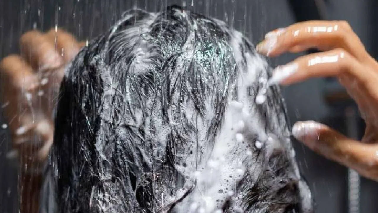 ఇలా చక్కెర కలిపి తల స్నానం చేయడం వల్ల తలలో చుండ్రు, మృత కణాలు తొలగిపోతాయి. ఇలా వారానికి రెండుసార్లు చేస్తే జిడ్డు, మురికిని సమూలంగా తొలగిస్తుంది.