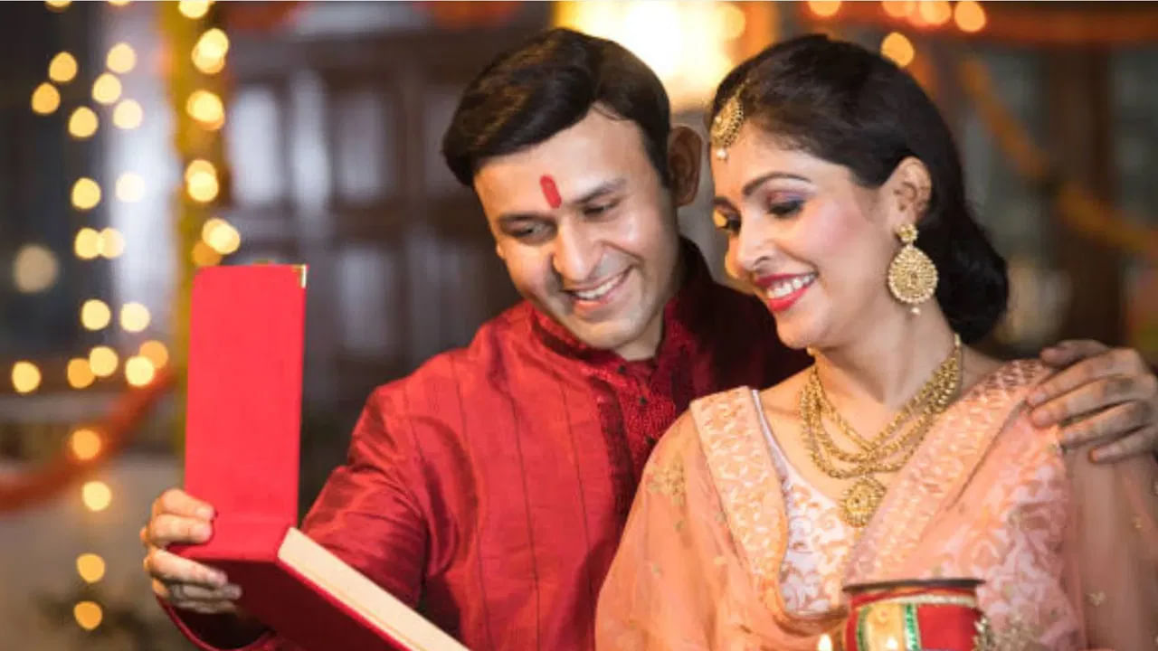 పరస్పర గౌరవం: చాణక్యుడి ప్రకారం, భార్యాభర్తల సంబంధంలో గౌరవం చాలా ముఖ్యం. బండి నడపడానికి రెండు చక్రాలు అవసరమైనట్లే, వివాహ సంబంధంలో ఇద్దరు సమానం. మీ భాగస్వామి అభిప్రాయాలు, ఆలోచనలు, భావాలను ఎల్లప్పుడూ గౌరవించండి. మీరు పెద్దవారైనా లేదా చిన్నవారైనా, సంబంధాలలో గౌరవం తగ్గకూడదు. జంట మధ్య గౌరవప్రదమైన సంబంధం బంధాన్ని కాపాడుతుంది. దానిని బలోపేతం చేస్తుంది. గౌరవం ఉన్నచోట, ప్రేమ స్వయంచాలకంగా పెరుగుతుంది.