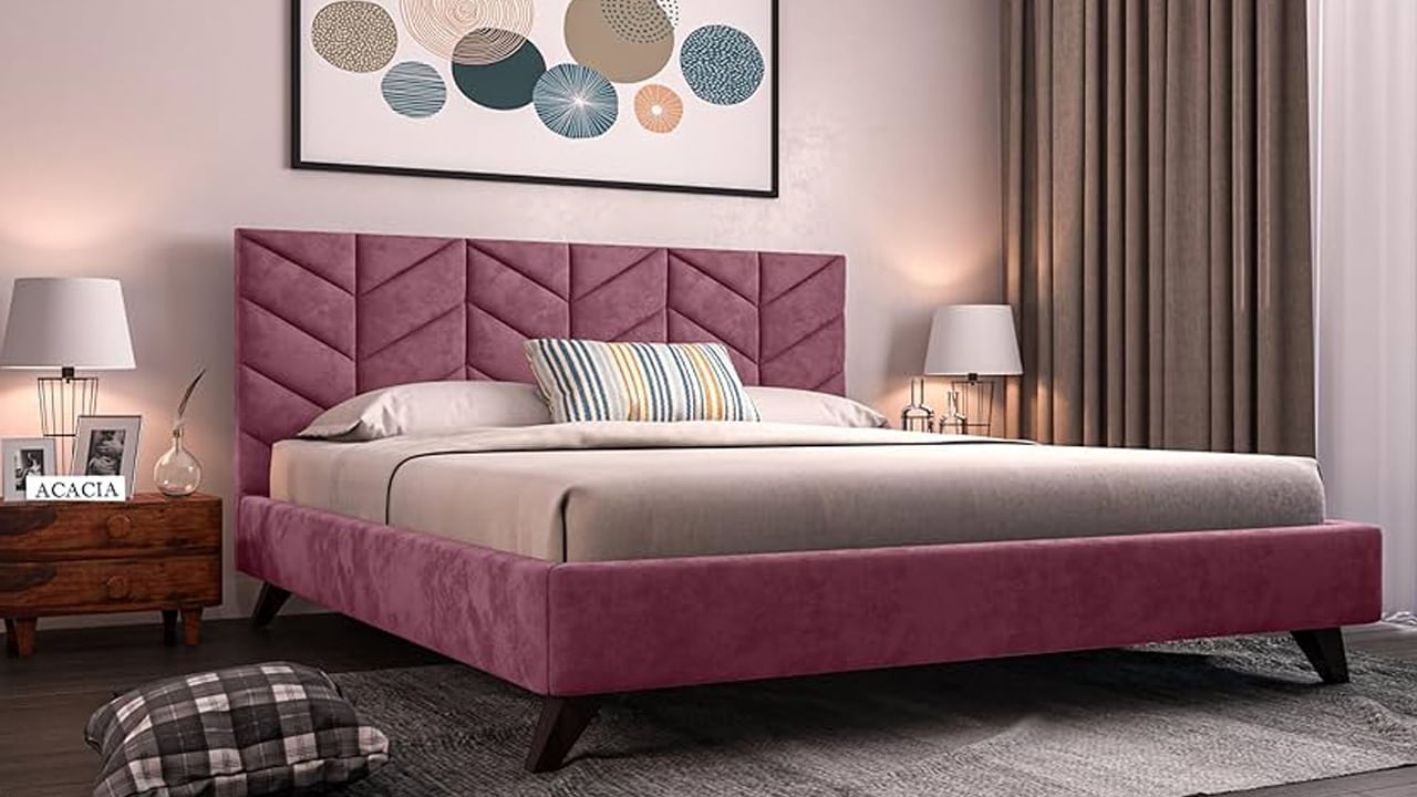 బెడ్ ప్లేస్మెంట్: బెడ్ హెడ్బోర్డ్ను దక్షిణ లేదా పడమర గోడకు ఆనుకుని ఉంచండి. నిద్రపోయేటప్పుడు, తల తూర్పు లేదా దక్షిణం వైపు ఉండాలి. ఒక బ్లాగ్ ప్రకారం, బెడ్ను నేరుగా బీమ్ కింద లేదా ఈశాన్య లేదా ఆగ్నేయ మూలల్లో ఉంచవద్దు. శక్తి ప్రవాహాన్ని అనుమతించడానికి బెడ్ కింద ఉన్న ప్రాంతాన్ని స్పష్టంగా ఉంచండి.