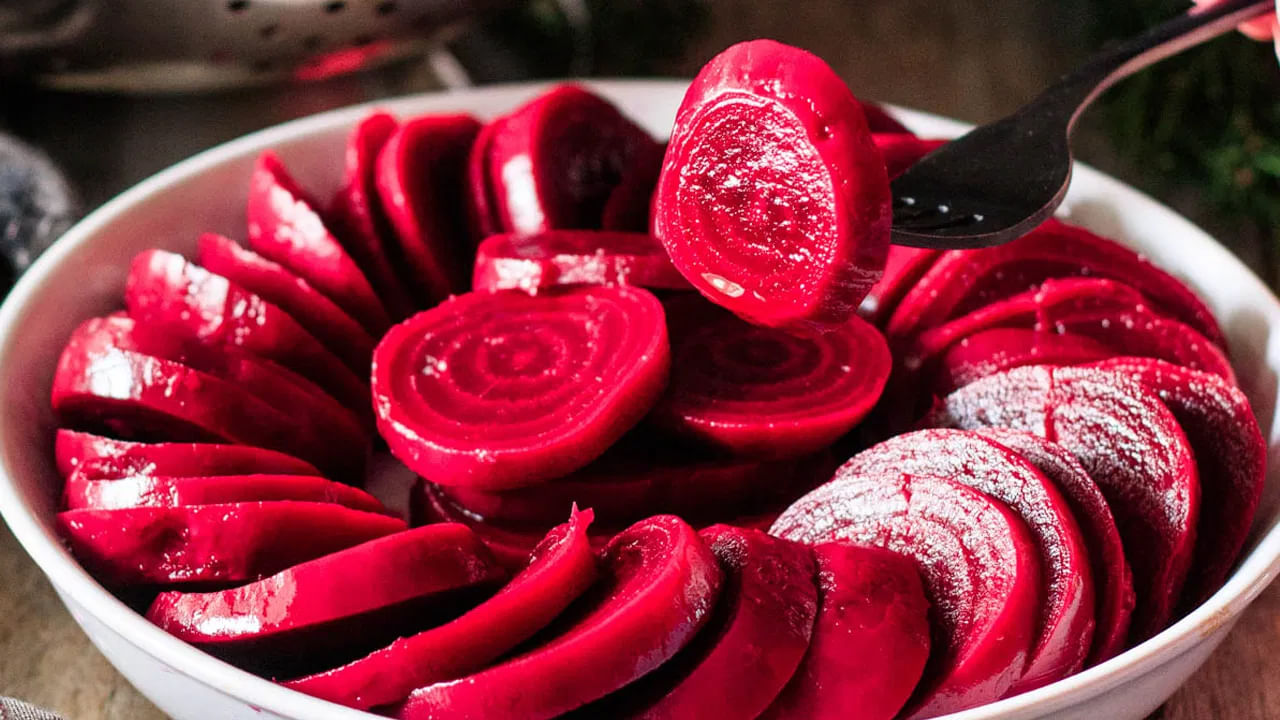 అయితే మీ ఇంట్లో లభించే బీట్‌రూట్‌తో బట్టతలకు చెక్‌ పెట్టవచ్చని మీకు తెలుసా.? బీట్‌రూట్‌తో తయారు చేసే హెయిర్‌ ప్యాక్‌గా వాడితే మంచి ప్రయోజనాలు ఉంటాయి. ఇంతకీ ఈ ప్యాక్‌ను ఎలా తయారు చేసుకోవాలో ఇప్పుడు చూద్దాం. 