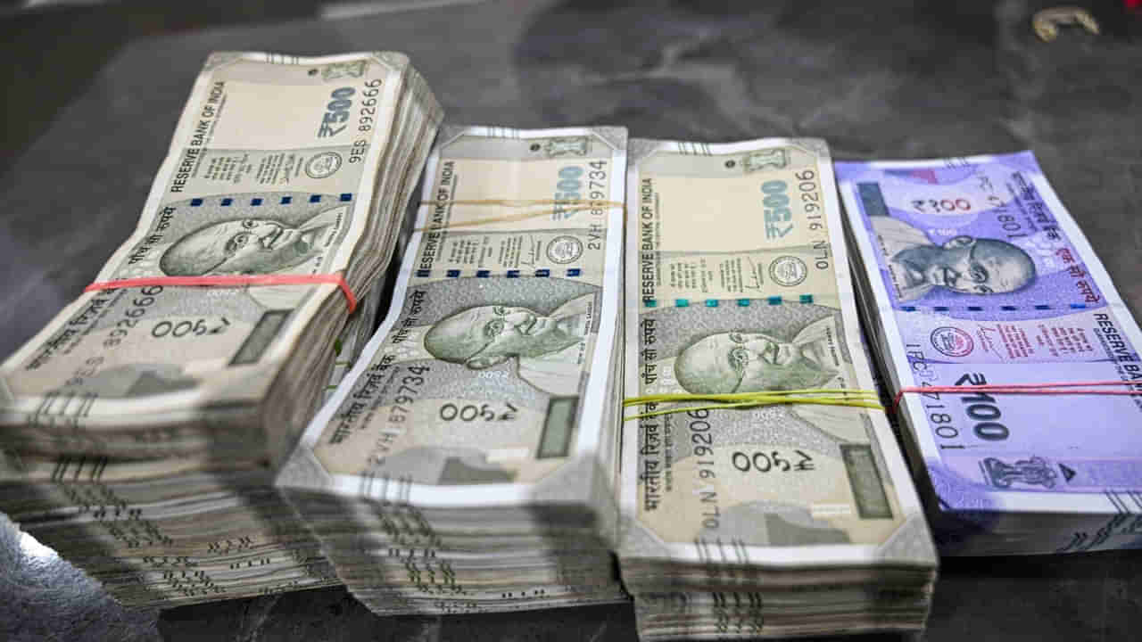 వీడెవడండీ బాబూ.. కష్టపడటం ఎందుకనీ ఇంట్లోనే దుఖానం పెట్టేశాడు! కట్చేస్తే సీన్ సితార్..