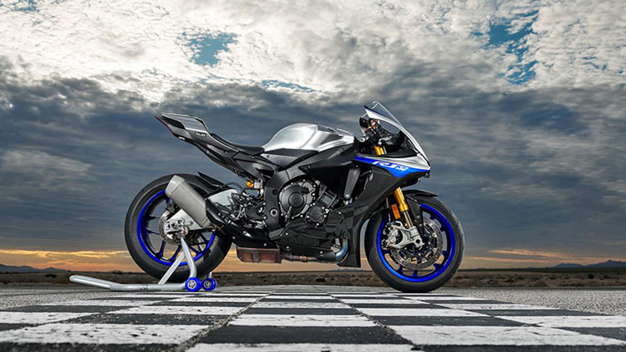  మీరు చాలా బైక్స్‌కు బ్యాక్ సీట్‌ ఎత్తుగా ఉండడం చూసి ఉంటారు. ఇంతకు కంపెనీలు బైక్‌ బ్యాక్ సీట్‌ను ఇలా ఎందుకు ఎత్తుగా పెడతాయని ఆలోచిస్తే.. మీకు ఆశ్చర్యకరమైన సామాధానం దొరుకుతుంది. ఇందుకు ప్రధాన కారణం  బైక్ నడుపుతున్నప్పుడు తలెత్తే సమస్యలను నివారించడానికి ఇంజనీర్స్‌ బైక్ సీట్‌ను ఇలా డిజైన్ చేశారు.