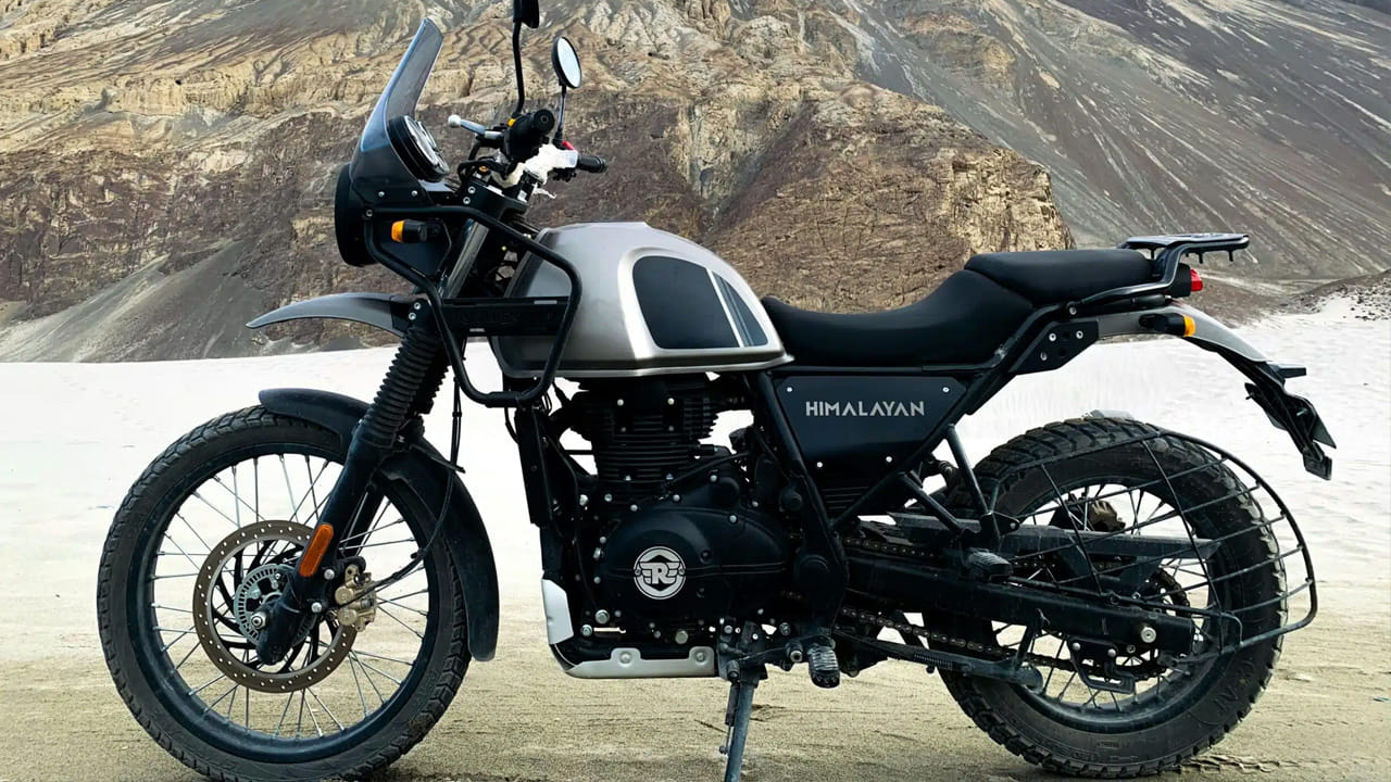 బ్యాక్ సీట్‌ హైట్‌లో ఉంటే.. బైక్‌ బ్యాలెన్స్ కోల్పోకుండా ఉంటుంది. ఎందుకంటే బైక్‌కు ఉండే రెండు చక్రాల మధ్య సరైన సమతుల్యం ఉండాలి. ముందు టైరు, వెనక టైరుపై పడే బరువు సమంగా ఉండాలి. వెనక సీటు హైట్‌లో ఉన్నప్పుడు వ్యక్తి కూర్చుంటే వ్యక్తి బరువు బైక్ మధ్య భాగానికి దగ్గరగా వస్తుంది. అప్పడు రెండు టైర్ల మధ్య బరువు ఈక్వల్‌గా ఉంటుంది. దీని వల్ల బైక్ బ్యాలెన్స్ తప్పదు.