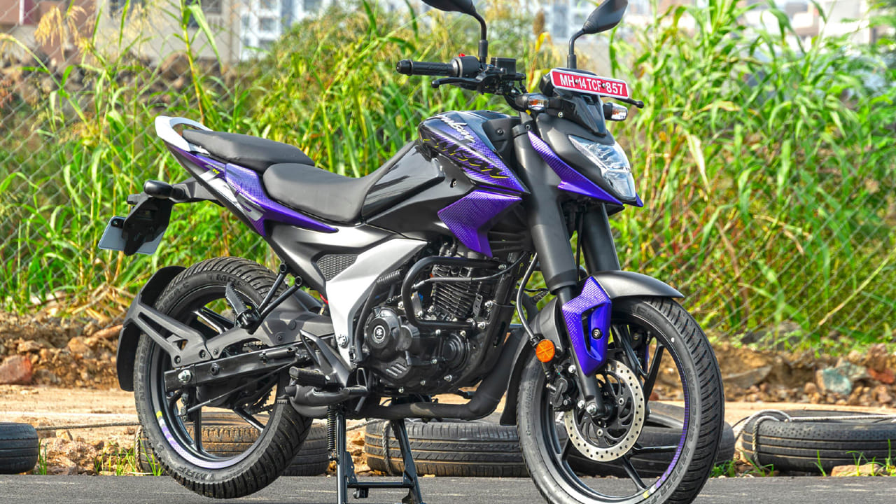 ఇదే కాకుండా వెనక సీట్‌ ఎత్తుగా ఉండడానికి మరో కారణం కూడా  ఉంది.. అదే సేఫ్టీ.. అవును వెనక సీటు ఎత్తుగా ఉన్నప్పుడు ఆ సీప్‌పై కూర్చున్న వ్యక్తి రైడర్‌కు సపోర్ట్‌గా ఉంటాడు. అలాగే ఈ హైట్‌ సస్పెన్షన్‌తో కలిసి పనిచేస్తుంది.  దీంతో వెనక కూర్చున్న వ్యక్తి ఎక్కువ కుదుపులకు గురికాకుండా ఉంటాడు.