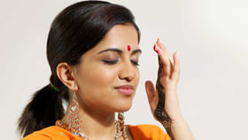 నుదిటిపై కుంకుమ ఎందుకు పెట్టుకోవాలి.? ఇలా చేస్తే.. లాభాలు ఏంటి.?