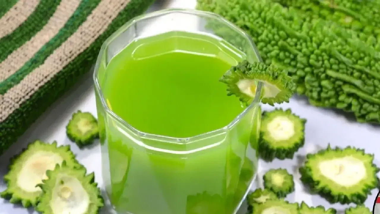 కాకరకాయ రసం మూత్రపిండాలను శుభ్రపరచడంలో సహాయపడుతుంది. శరీరం నుంచి మలినాలను, విషాన్ని తొలగించి వాటి సామర్థ్యాన్ని మెరుగుపరుస్తుంది. కాకర తినడం వల్ల రోగనిరోధక శక్తి పెరుగుతుంది. శరీరంలో చేరిన సూ