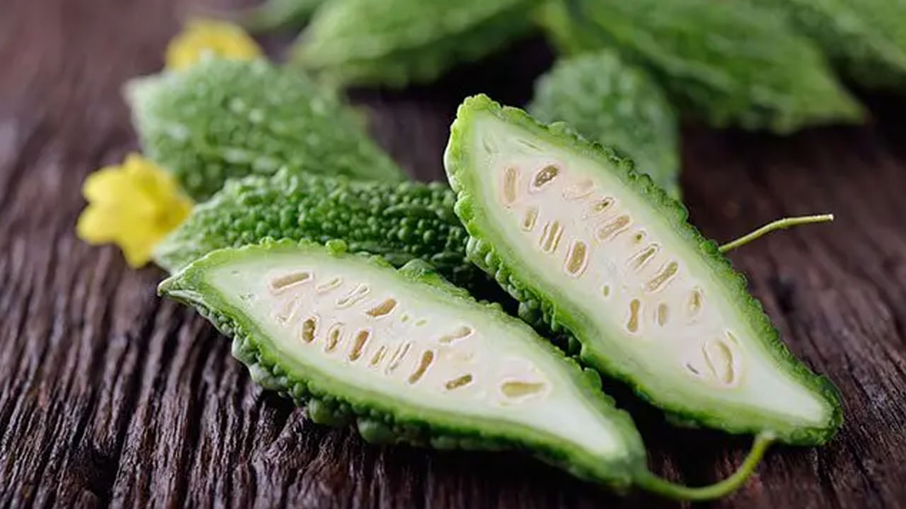 రుచికి చేదుగా ఉంటుందని కొందరు కాకరను దూరం పెడుతుంటారు. నిజానికి అది చేసే మేలు వెలకట్టలేనిది. కాకరలో ఎ, బి1, బి2, బి3, బి5, బి6, బి9, సి- విటమిన్లు, పీచు, పొటాషియం, సోడియం, భాస్వరం, మాంగనీస్, మెగ్నీషియం, క్యాల్షియం, రైబోఫ్లావిన్, రాగి, జింక్, ఐరన్‌లు ఉన్నాయి.