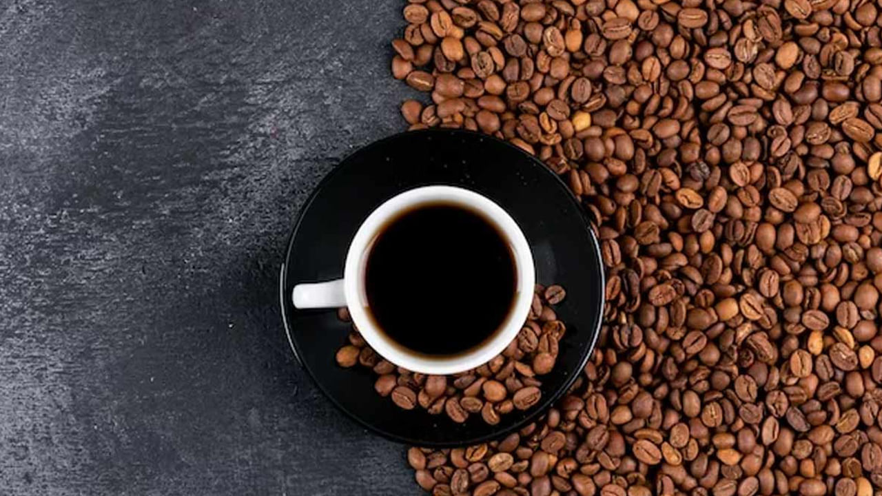 బ్లాక్ కాఫీ, తులసి కలిపి తీసుకోవడం వల్ల గొంతు నొప్పి నుండి ఉపశమనం లభిస్తుంది. ముక్కు దిబ్బడ తగ్గుతుంది. జలుబు నుండి ఉపశమనం లభిస్తుంది. ఈ రెండింటీ కలయిక మంచి రుచితో పాటు ఎన్నో ఆరోగ్య ప్రయోజనాలను కలిగిస్తుంది.