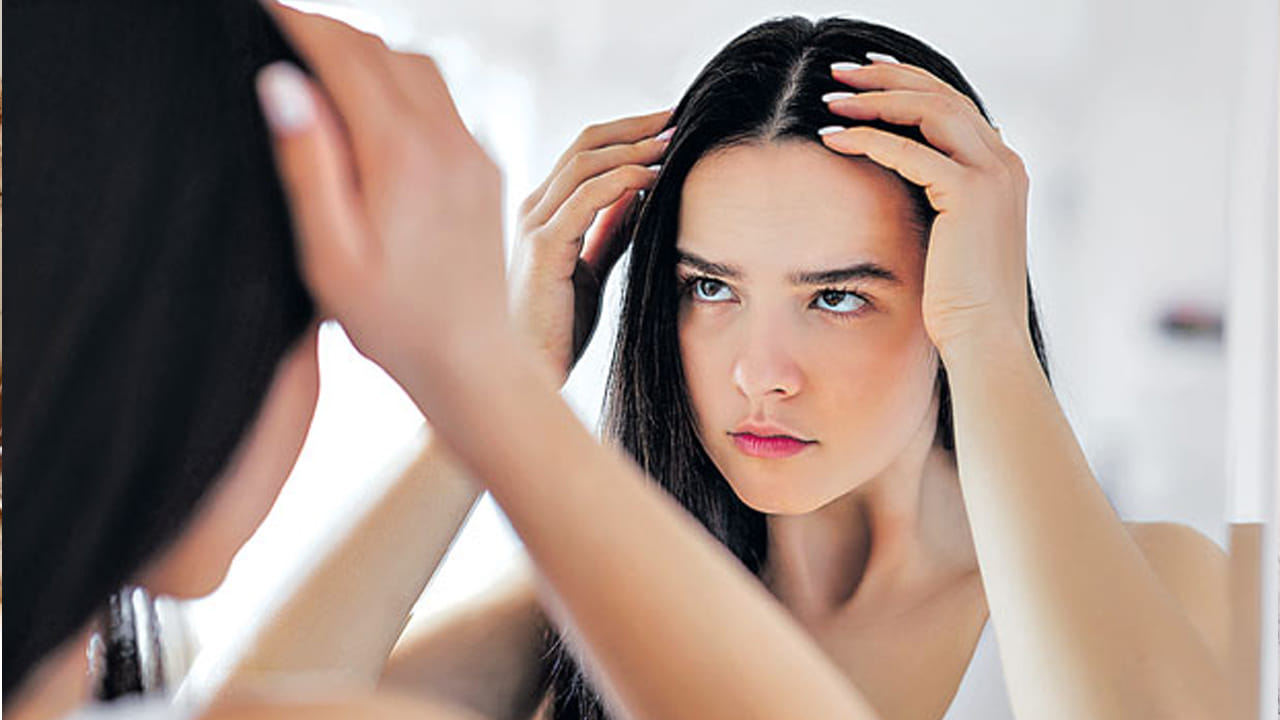 అందమైన, మెరిసే జుట్టు కావాలని అందరూ కోరుకుంటారు. ఇందు కోసం చాలా మంది ఖరీదైన హెయిర్ డైస్ శాంపూలు వాడుతారు. కానీ మనం నిత్యం ఉపయోగించే కొబ్బరి నూనెకు కొద్దిగా ఆమ్లా పౌడర్( ఉసిరి పొడి)ని కలిపి ఆ పేస్ట్ను జుట్టుకు రాసుకోవడం ద్వారా మీరు శాశ్వత పరిష్కారాన్ని పొందవచ్చు.