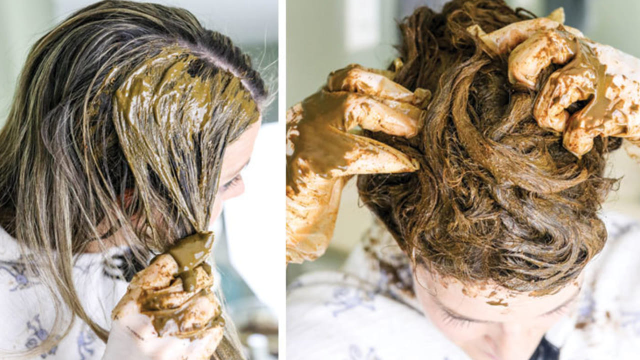 ఉసిరి పొడి, కొబ్బరి నూనె రెండింటిలోనూ జుట్టు రాలడాన్ని నిరోధించే లక్షణాలు ఉన్నాయి. ఉసిరి పొడి జుట్టు మూలాలను బలపరుస్తుంది.. జుట్టు తెల్లగా మారడాన్ని తగ్గిస్తుంది.అలాగే జుట్టు పల్చబడటాన్ని నియంత్రిస్తుంది. ఆమ్లా, కొబ్బరి నూనె తలకు తేమను అందిస్తాయి, పొడిబారడం, చుండ్రు నుండి రక్షిస్తాయి. సూక్ష్మజీవుల వల్ల కలిగే ఇన్ఫెక్షన్లను నివారిస్తాయి.