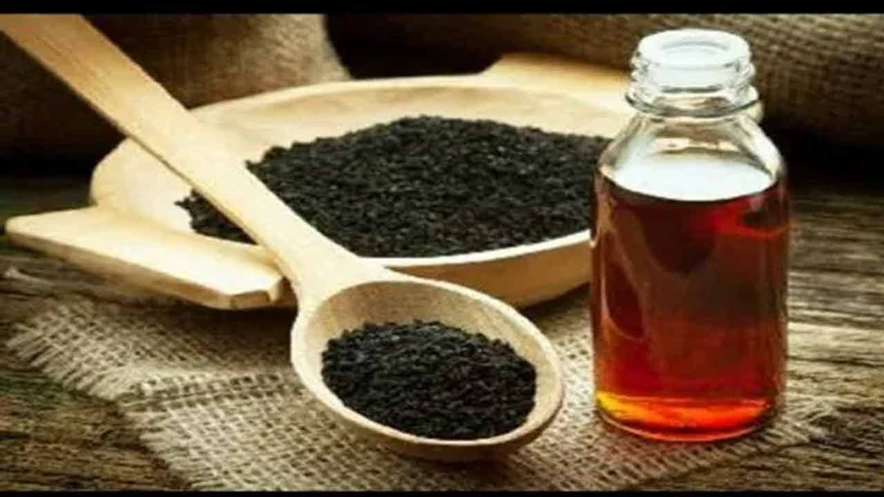 జీర్ణ సమస్యలు ఉన్నవారు ఖచ్చితంగా నల్ల నువ్వులు తినాలి. నల్ల నువ్వులు తినడం వల్ల జీర్ణ సమస్యల నుంచి ఉపశమనం లభిస్తుంది. నల్ల నువ్వులు ఫైబర్ అధికంగా ఉంటుంది. ఇది జీర్ణవ్యవస్థను బలోపేతం చేస్తుంది. ఇది మలబద్ధకం, అజీర్ణాన్ని కూడా తగ్గిస్తుంది.