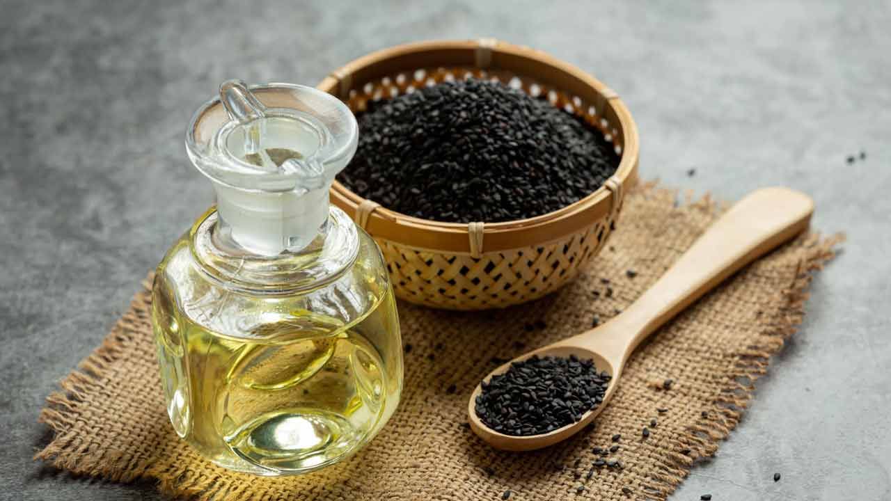 నల్ల నువ్వులలో పాల కంటే ఎక్కువ కాల్షియం ఉంటుంది. 100 మి.లీ. పూర్తి క్రీమ్ పాలు సుమారు 123 మి.గ్రా. కాల్షియంను అందిస్తాయి. USDA ప్రకారం అదే మొత్తంలో నల్ల నువ్వులు 1286 మి.గ్రా. కాల్షియంను అందిస్తాయి. ఇది ఎముకల బలం, అభివృద్ధికి చాలా అవసరం.