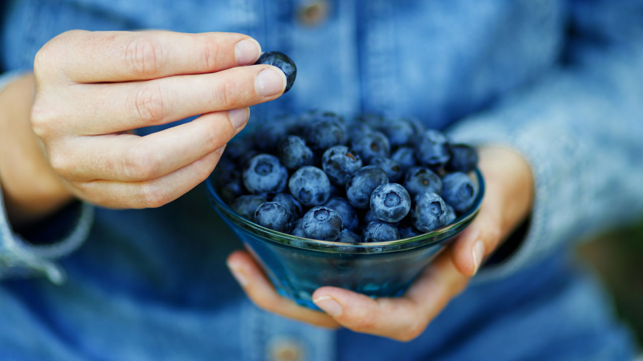 బ్లూబెర్రీస్ కేలరీలు తక్కువగా, ఫైబర్ అధికంగా ఉంటాయి. కాబట్టి వాటిని తినడం వల్ల మీ బరువు పెరగదు. ఎక్కువసేపు కడుపు నిండిన అనుభూతిని కలిగిస్తుంది. అతిగా తినకుండా నిరోధిస్తుంది. వాటిలో ఆంథోసైనిన్లు కూడా ఉన్నాయి. ఇవి బరువును నియంత్రించడంలో చాలా సహాయపడతాయి.