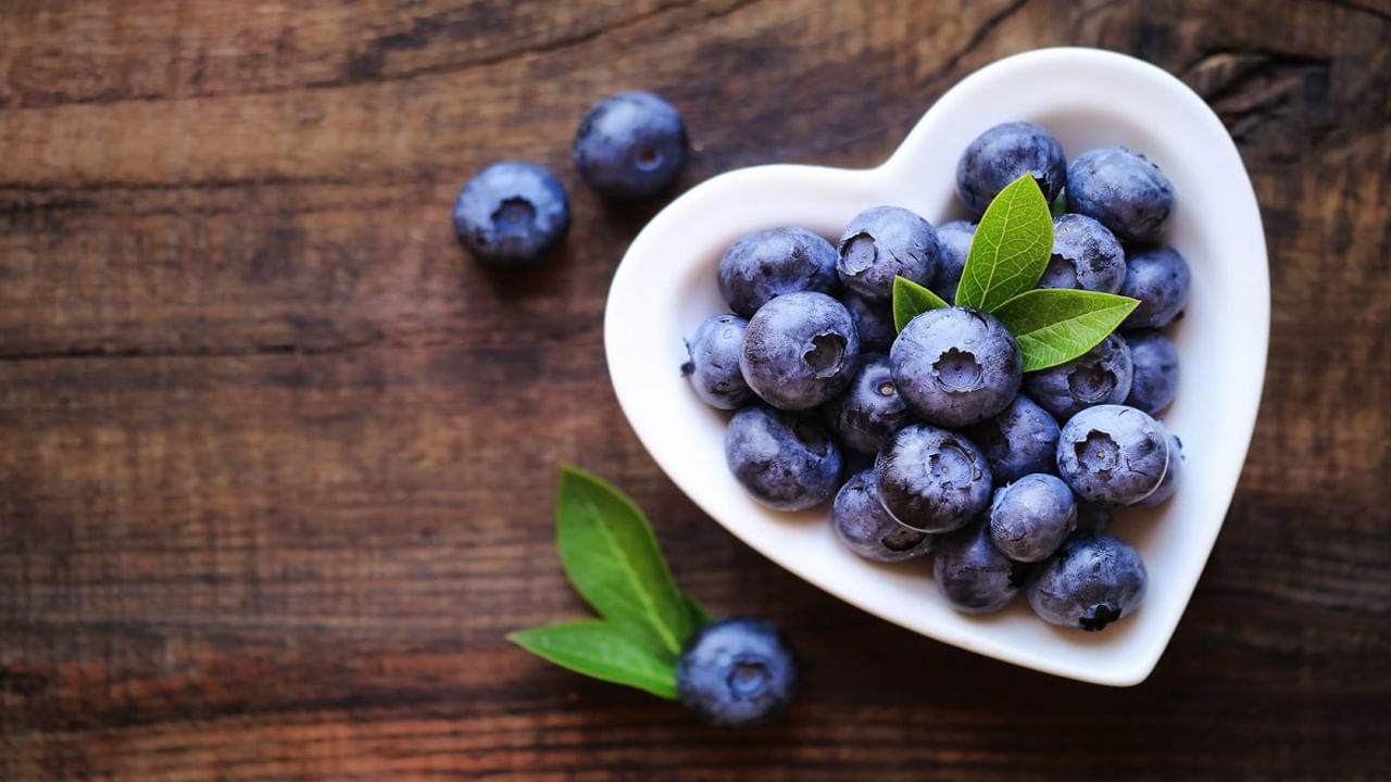 బ్లూబెర్రీస్ రక్తపోటు, కొలెస్ట్రాల్, అనేక గుండె సంబంధిత వ్యాధుల ప్రమాదాన్ని తగ్గించడంలో ప్రయోజనకరంగా ఉంటాయి. వాటిని తీసుకోవడం వల్ల గుండెపోటు, స్ట్రోక్ ప్రమాదాన్ని కూడా తగ్గించవచ్చు. విటమిన్ సి, విటమిన్ బి6, ఆంథోసైనిన్లు, పొటాషియం, ఫైబర్ ఉండటం వల్ల అవి గుండెకు ఆరోగ్యానిస్తాయి. 
