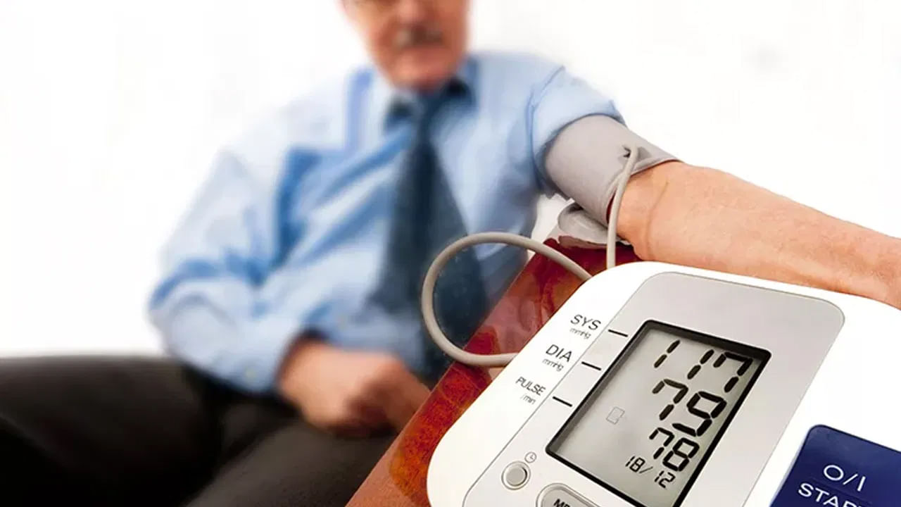 టీ అంటే ఇష్టపడని వారు ఎవరుంటారు చెప్పండి. చాలా మంది ఎంతో ఇష్టంగా టీ తాగుతుంటారు. ఇక శీతాకాలం వస్తే చాలు , ఎక్కువ మంది అల్లం టీ తాగడానికి ఎక్కువ ఆసక్తి చూపుతారు. అయితే అల్లం టీ  ఆరోగ్యానికి చాలా మంచిది. ఇది చలికాలంలో వచ్చే దగ్గు, జులుబు, గొంతు నొప్పి వంటి సమస్యల నుంచి ఉపశమనం కలిగేలా చేస్తుంది. అందుకే చాలా మంది దీనిని ఎక్కువ తాగుతారు. అయితే కొందరిలో ఒక పెద్ద డౌట్ ఉంటుంది. అది ఏమిటంటే? బీపీ ఉన్న వారు అల్లం టీ తాగవచ్చునా? లేదా ఇది తాగడం వలన ఏవైనా సమస్యలు తలెత్తుతాయా? కాగా, ఇప్పుడు మనం దాని గురించి వివరంగా తెలుసుకుందాం పదండి.!