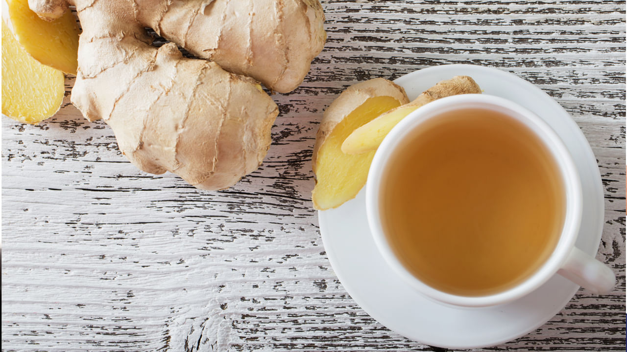 ఈ మధ్య కాలంలో చాలా మంది అధిక రక్తపోటు సమస్యలతో బాధపడుతున్నారు.  దీంతో వీరు అల్లం టీ తాగే విషయంలో కాస్త గందరగోళానికి గురి అవుతుంటారు.  కొందరేమో అల్లం టీ తాగడానికి ఇంట్రెస్ట్ చూపితే, మరికొంత మంది మాత్రం అల్లం టీకి చాలా దూరం ఉంటారు.  మరి అసలు అధిక రక్తపోటుతో బాధపడే వారు అల్లం టీ తాగవచ్చా? దీని గురించి ఆరోగ్య నిపుణులు ఏమంటున్నారంటే?