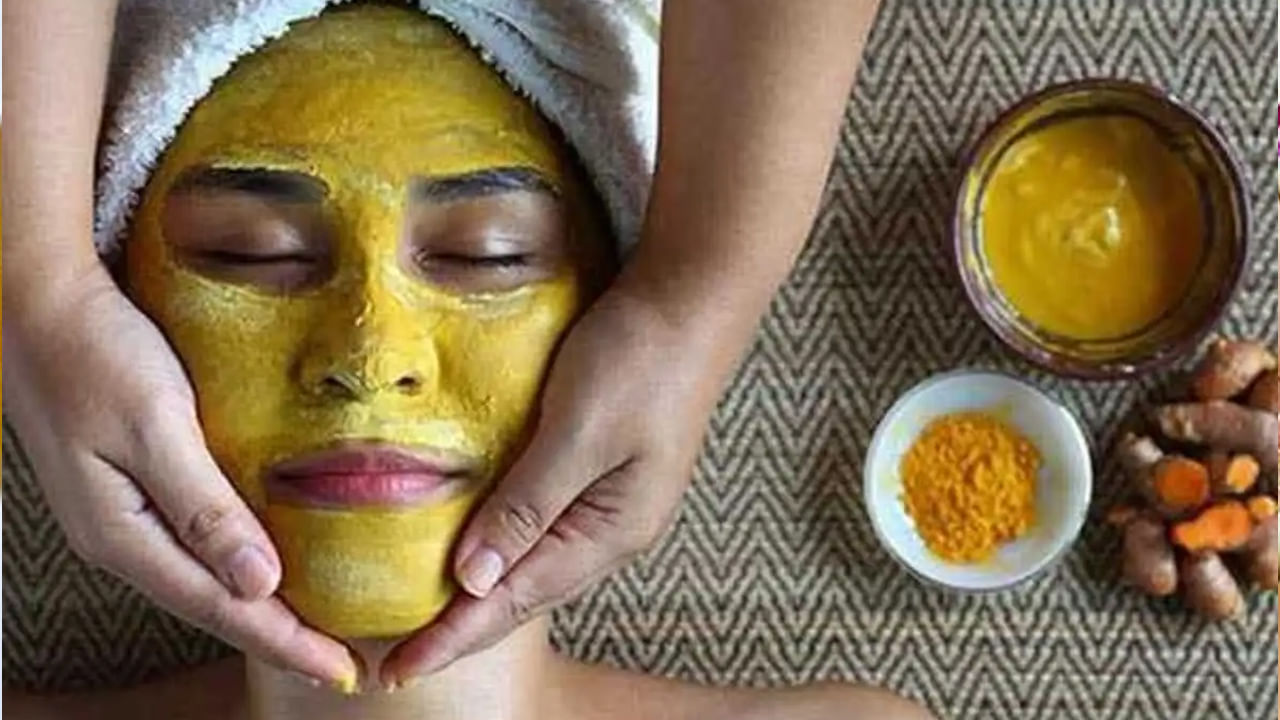 పసుపు, శనగ పిండి, గంధం, పాలు, బాదం వంటి పదార్థాలను ఉపయోగించి, స్క్రబ్ తయారు చేసుకొని వాడటం వలన ఇది మీ చర్మాన్ని లోతుగా శుభ్రపరచి, సహజ మెరుపును ఇస్తుందంట. వివాహానికి పది రోజుల ముందు నుంచి దీనిని ఉపయోగించడం వలన ఇది ప్రకాశవంతమైన చర్మాన్ని అందిస్తుందంట. పసుపులోని యాంటీ ఇన్ ఫ్లమెంటరీ , యాంటీ సెప్టిక్ లక్షణాలు పిగ్మెంటేషన్ తగ్గిస్తుంది, గంధం చర్మంలోని రంధ్రాలను మూసి ముడతలను తగ్గిస్తుంది. సహజ నిగారింపునిస్తుంది.