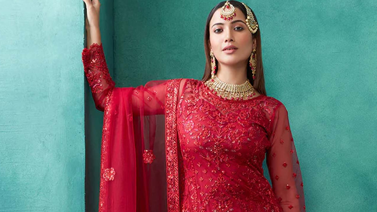 ఎరుపు రంగు అనేది దుర్గాదేవికి ఎంతో ఇష్టమైన రంగు, దీనితో పాటు చాలా మంది ఎరుపు రంగును కుంకుమ పువ్వులా చాలా ప్రవిత్రంగా భావిస్తారు. అందుకనే పెళ్లి వంటి శుభకార్యాల్లో వధవులు ఎరుపు రంగు  దుస్తువులను ధరిస్తారు. 