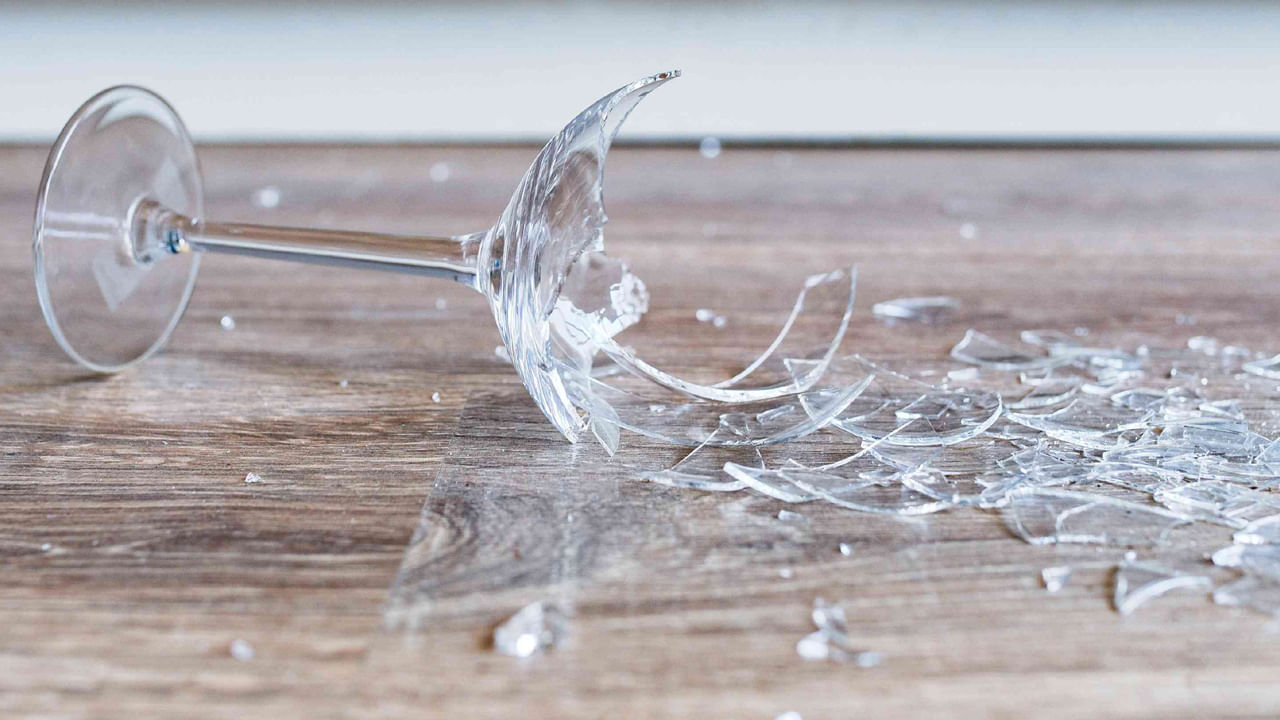 పగిలిన గాజు: వాస్తు శాస్త్రం ప్రకారం ఇంట్లో పగిలిన గాజును ఉంచుకోవడం పెద్ద పాపంగా పరిగణించబడుతుంది. గాజు వస్తువులను మాత్రమే కాకుండా, పగిలిన ఎలక్ట్రానిక్ పరికరాలను కూడా ఉంచడం తప్పుగా పరిగణించబడుతుంది. అలాంటి పగిలిన గాజు వస్తువులను ఇంట్లో ఉంచడం వల్ల రాహు దోషం పెరుగుతుంది. ఇది పనిలో అడ్డంకులను సృష్టిస్తుంది. మీ కెరీర్‌లో పురోగతి సాధించకుండా నిరోధిస్తుంది !