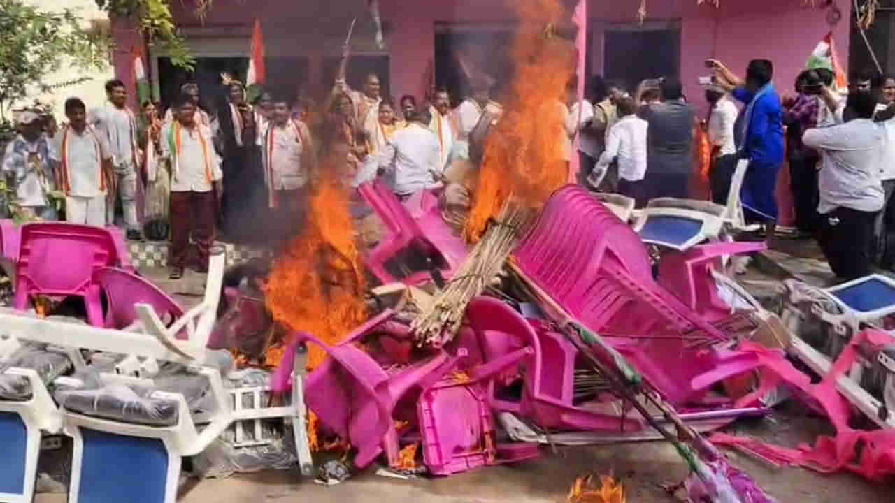 Congress vs BRS: బీఆర్ఎస్ కార్యాలయంపై కాంగ్రెస్ జెండా.. మణుగూరులో ఏం జరిగిందంటే..