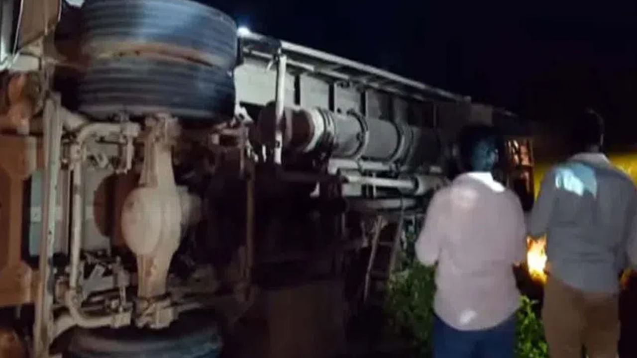 Bus Accident: మరో ఘోర రోడ్డు ప్రమాదం.. ఏపీలో ప్రైవేట్ ట్రావెల్ బస్సు బోల్తా