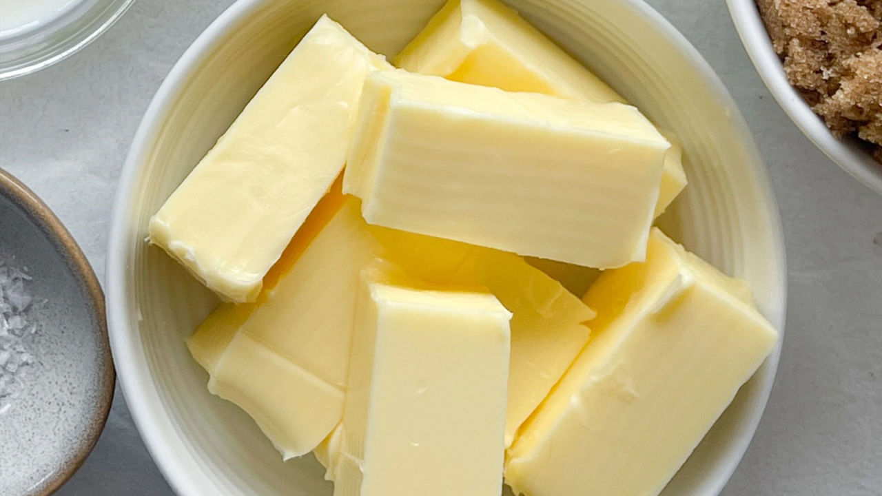 క్లినికల్ న్యూట్రిషనిస్ట్, హెల్త్ కోచ్ ప్రకారం.. జున్ను, వెన్న విషయానికి వస్తే, రెండూ సంతృప్త కొవ్వు, కేలరీల మూలాలు. కానీ ఈ పదార్థాలను అధికంగా తీసుకోవడం వల్ల గుండె ఆరోగ్యంపై ప్రతికూల ప్రభావం చూపుతుంది.