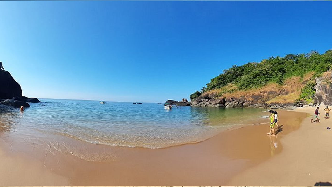 బటర్‌ఫ్లై బీచ్ : బటర్‌ఫ్లై బీచ్ ఒక ప్రత్యేకమైన ఎంపిక. ప్రపంచానికి దూరంగా ఏకాంతాన్ని అందిస్తుంది. ఇది దక్షిణ గోవాలోని పలోలెం బీచ్‌కు ఉత్తరాన ఉన్న అద్భుతమైన బీచ్. ఇక్కడికి చేరుకోవాలంటే ఫెర్రీ బోట్‌లో వెళ్లాలి.