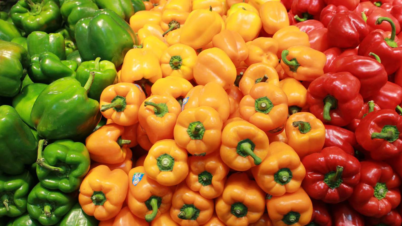 మలబద్ధకం నుండి ఉపశమనం: క్యాప్సికమ్‌లో ఫైబర్ అధికంగా ఉంటుంది. ఇది జీర్ణవ్యవస్థను బలోపేతం చేయడానికి సహాయపడుతుంది. ఫైబర్ ప్రేగు కదలికలను సులభతరం చేస్తుంది. మలబద్ధకం నుండి ఉపశమనం కలిగిస్తుంది.