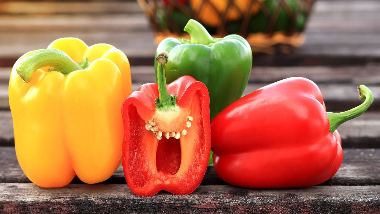 రక్తహీనత సమస్యను తగ్గిస్తుంది: వేసవిలో బెల్ పెప్పర్స్ తినడం వల్ల శరీరంలో ఇనుము లోపం తగ్గుతుంది. బెల్ పెప్పర్స్ ఇనుముకు మంచి వనరుగా పరిగణించబడతాయి. ఇది రక్తహీనతను ఎదుర్కోవడానికి సహాయపడుతుంది.