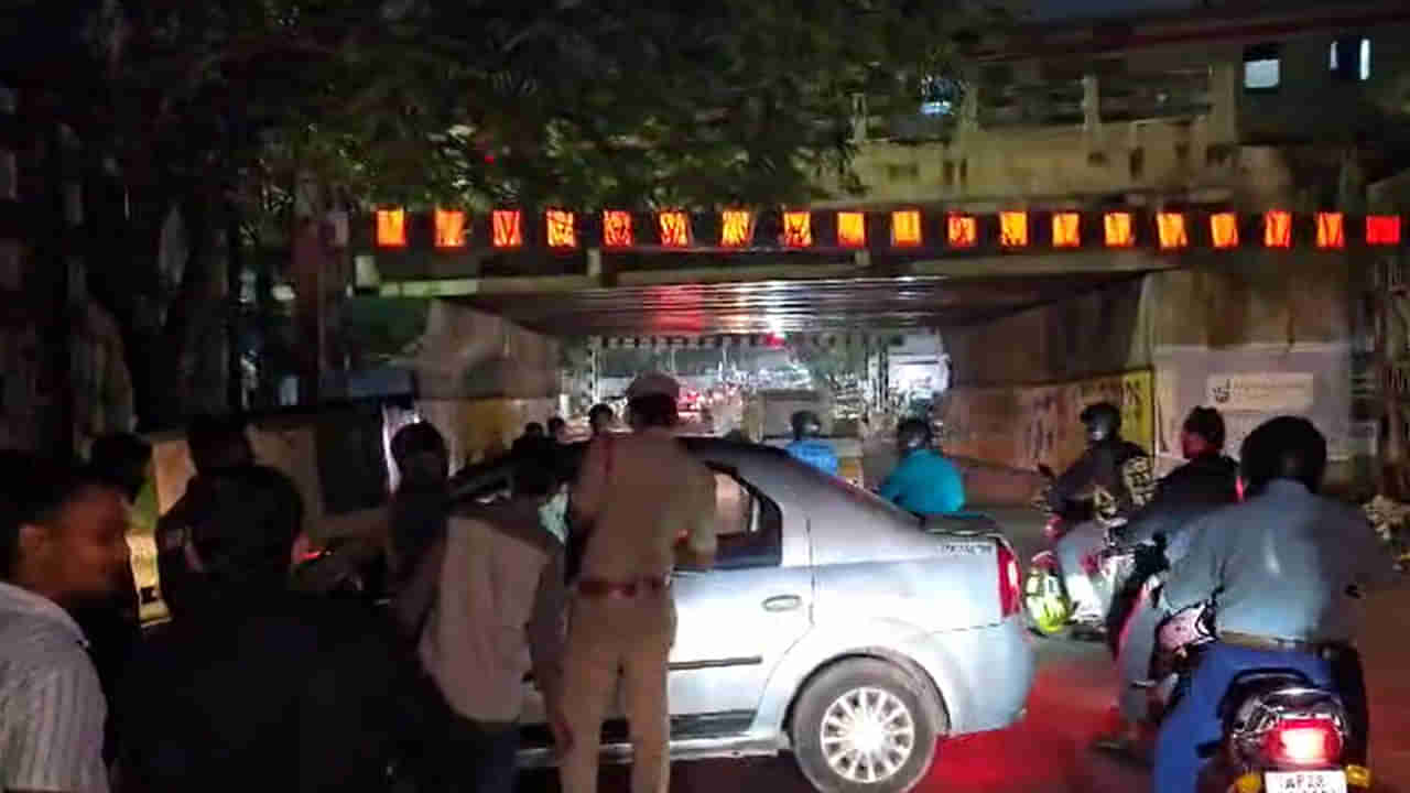 Hyderabad: కాచిగూడ రైల్వే ట్రాక్‌పై కారు కలకలం..