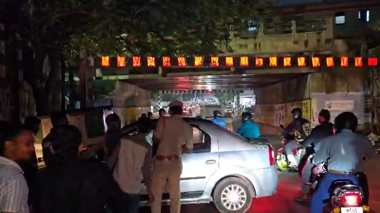 Hyderabad: కాచిగూడ రైల్వే ట్రాక్‌పై కారు కలకలం..