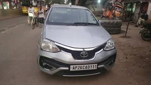 ఎంతకు తెగించావురా.. కారుతో పోలీసులనే ఢీకొట్టిన దొంగ.. పట్టువదలని కానిస్టేబుల్‌.. కట్‌చేస్తే.. ఇది పరిస్థితి