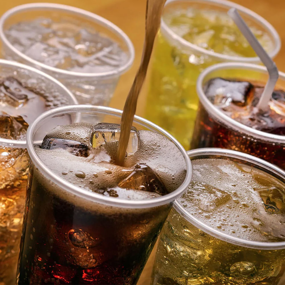 కార్బొనేటెడ్ డ్రింక్స్: మీ ఎప్పుడు ఎముకలు ఆరోగ్యంగా, బలంగా ఉండాలంటే శీతల పానీయాలు, షాంపైన్ వంటి కార్బోనేటేడ్ డ్రింక్స్ జోలికి అస్సలు వెళ్ళవద్దు. ఈ పానీయలలో ఉన్న అధిక ఫాస్ఫేట్ శరీరంలో కాల్షియంను తగ్గిస్తుంది. దీని కారణంగా ఎముకలు బలహీనంగా మారుతాయి. ఇది వెన్ను నొప్పికి దారి తీస్తుంది.