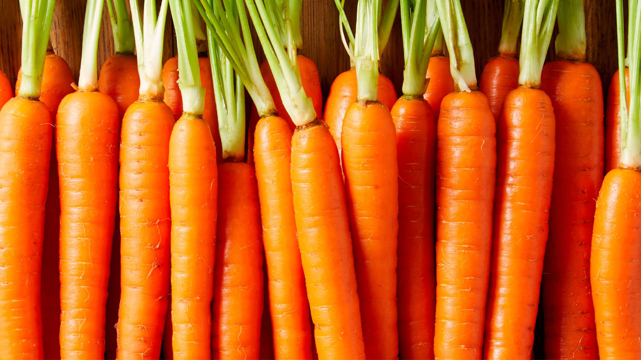  క్యారెట్లను విటమిన్ ఎ (బీటా-కెరోటిన్), విటమిన్ కె1, పొటాషియం, ఫైబర్‌కు అద్భుతమైన మూలంగా భావిస్తారు. దానితో పాటు వాటిలో విటమిన్ బి6, విటమిన్ సి, బయోటిన్ వంటి పోషకాలు కూడా పుష్కలంగా ఉన్నాయి. వీటిని తీసుకోవడం ద్వారా మనకు ఆనేక ప్రయోజనాలు ఉన్నాయి. క్యారెట్లలో ఉండే విటమిన్ ఎ, బీటా-కెరోటిన్ మన కంచిచూపును మెరుచేందుకు సహయపడుతాయి. అలాగే మన కళ్లను కూడా ఆరోగ్యంగా ఉంచుతాయి. 