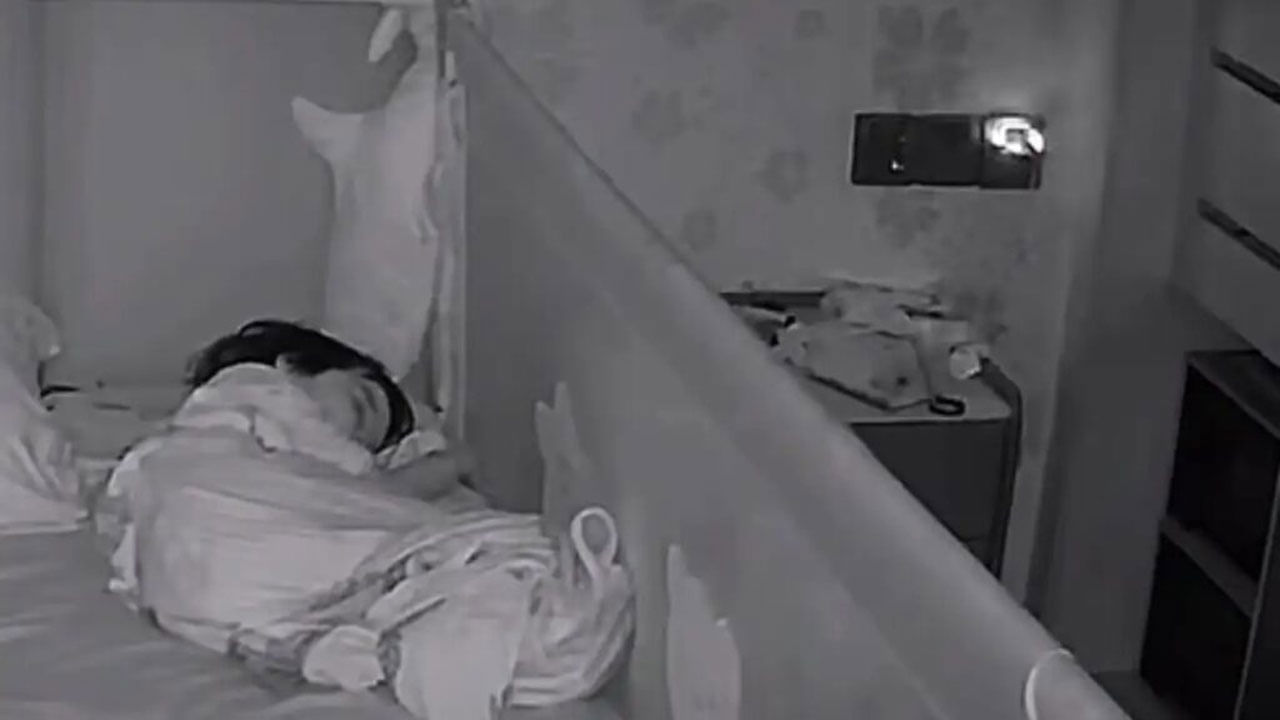 Viral Video: వామ్మో.. ఇది చూశాక కూడా అలాంటి పొరపాటు చేస్తారా?... అది పేలిపోయి మంటలంటుకుని ఉంటే ఏంటి పరిస్థితి..