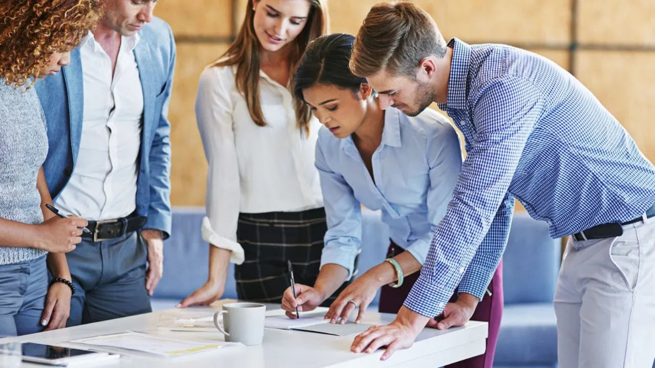 నేటి కార్పొరేట్ ప్రపంచంలో స్నేహితులు లేదా శత్రువులు ఉండరు. అందరూ అవకాశవాదులే. మన చుట్టూ ఉన్న వ్యక్తుల నిజాయితీని అనుమానించడం సర్వసాధారణం. పైకి నవ్వుతూ కనిపించే వ్యక్తుల వెనుక దాగి ఉన్న స్వార్థపూరిత ఆలోచనలను గుర్తించడానికి చాణక్యుడు ఈ ముఖ్య సూత్రాలను వివరించారు.
