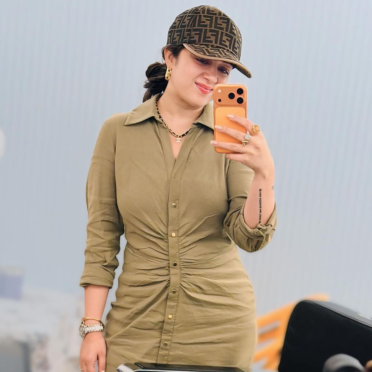 టాలీవుడ్ ఇండస్ట్రీలో ఒకప్పుడు చక్రం తిప్పిన హీరోయిన్లలో ఛార్మీ కౌర్ ఒకరు. శ్రీఆంజనేయం, పౌర్ణమి, జ్యోతిలక్ష్మి, లక్ష్మి వంటి చిత్రాల్లో నటించి మెప్పించింది. కెరీర్ మంచి ఫాంలో ఉండగానే ఈ బ్యూటీకి నెమ్మదిగా అవకాశాలు తగ్గిపోయాయి. దీంతో ఆడపాదడపా చిత్రాల్లో నటించింది. 