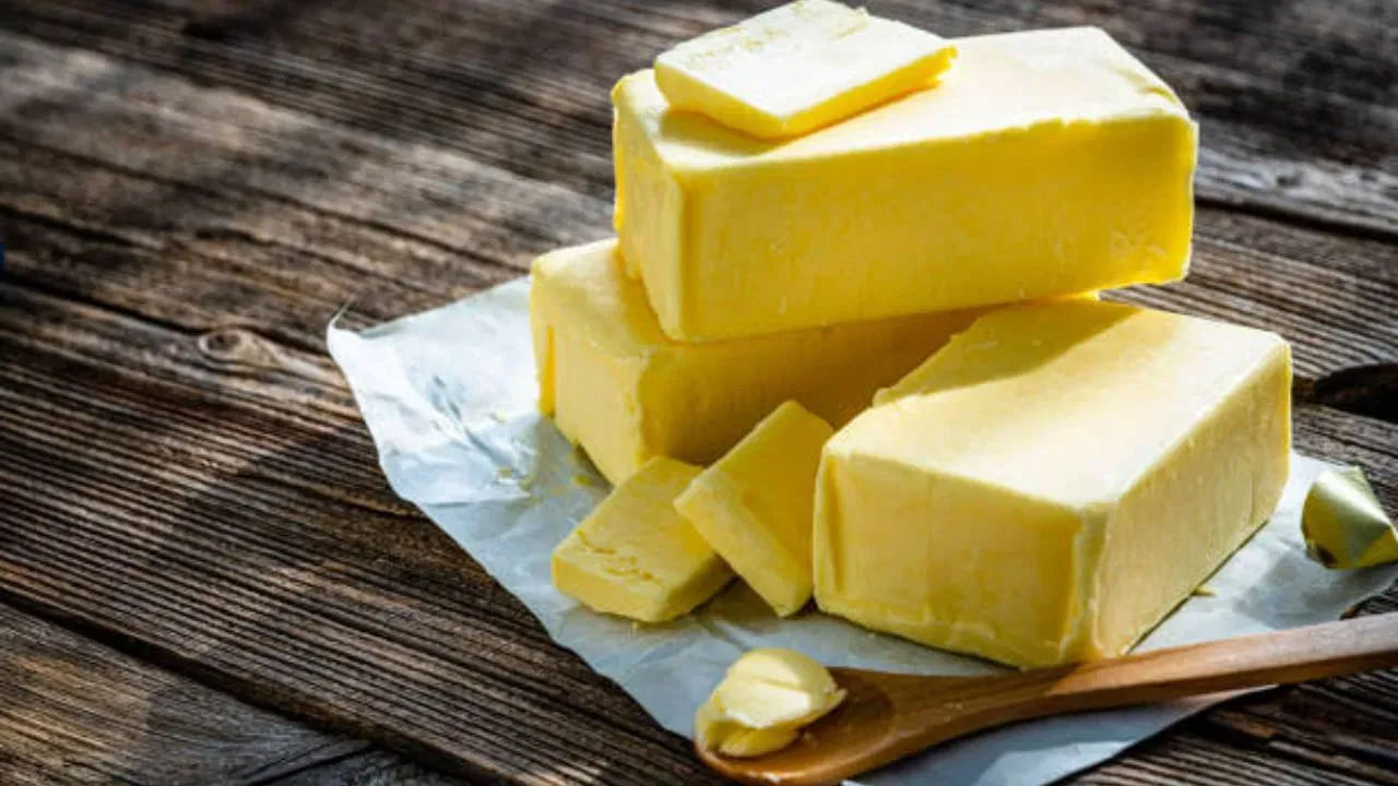 అయితే, వెన్న, జున్ను రెండింటినీ అధికంగా తీసుకోకూడదు. పెద్దలు ఆరోగ్యరనమైన సమతుల్య ఆహారం కోసం రోజుకు సుమారు 1-2 టీస్పూన్ల వెన్న లేదా ఒక చిన్న ముక్క (20-25 గ్రాములు) జున్ను సరిపోతుంది. సమతుల్య ఆహారంలో పుష్కలంగా పండ్లు, కూరగాయలు, తృణధాన్యాలు, గింజలు, గింజలు, ఆలివ్ నూనె వంటి ఆరోగ్యకరమైన కొవ్వులు కూడా ఉండాలి.