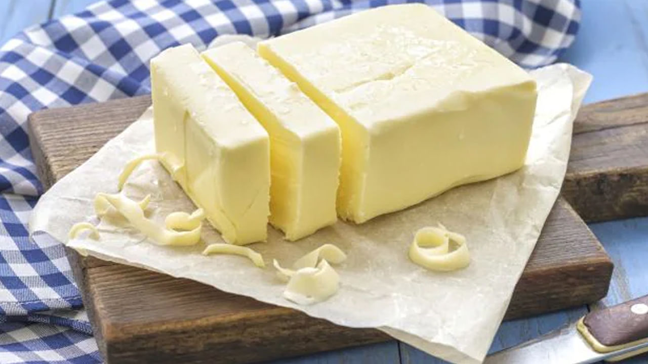 పోషకాహారపరంగా, జున్ను మంచి ఎంపిక. అయితే, భాగాలను నియంత్రించినట్లయితే, రెండింటినీ గుండె ఆరోగ్యానికి ఆహారంలో చేర్చవచ్చు. రెండింటినీ అధికంగా తీసుకోవడం వల్ల బరువు పెరగడం, అధిక కొలెస్ట్రాల్, గుండె సమస్యలు వస్తాయి. కాబట్టి వీటిని వైద్యుల సలహా మేరకు మితంగా తీసుకోవడం మంచిది.(గమనిక: ఇక్కడ అందించిన సమాచారం, పరిష్కారాలు సాధారణ అవగాహన కోసం మాత్రమే. మేము వాటిని నిర్దారించడం లేదు. వాటిని స్వీకరించే ముందు ఆరోగ్య నిపుణుడిని సంప్రదించడం మంచిది.)