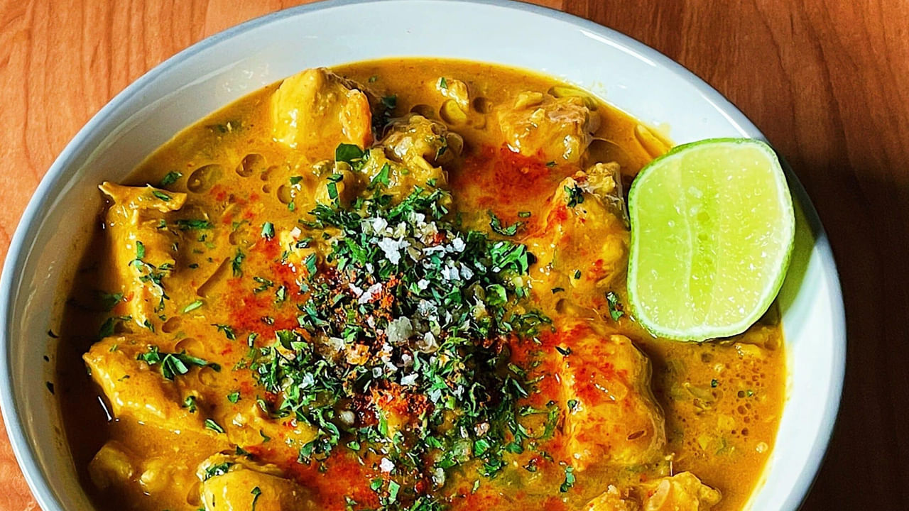 చికెన్లో నిమ్మరసం పిండుకోవడం వల్ల అందులోని ఆమ్లత్వం ప్రోటీన్స్ని విచ్ఛిన్నం చేస్తుంది. దీంతో చికెన్ మరింత సాఫ్ట్గా తయారవుతుంది. నిమ్మలోని సిట్రిక్ యాసిడ్ కారణంగా ప్రోటీన్స్ చిన్న చిన్న కణాలుగా విడిపోతుంటాయి. ఇది తీసుకున్న చికెన్ త్వరగా జీర్ణమవ్వడంలో ఉపయోగపడుతుంది. సాధారణంగా చికెన్ తినే సమయంలో జీర్ణ సంబంధిత సమస్యలు వస్తాయి. కానీ నిమ్మకాయ పిండుకుని తినడం వల్ల ఈ సమస్య నుంచి బయటపడొచ్చు.