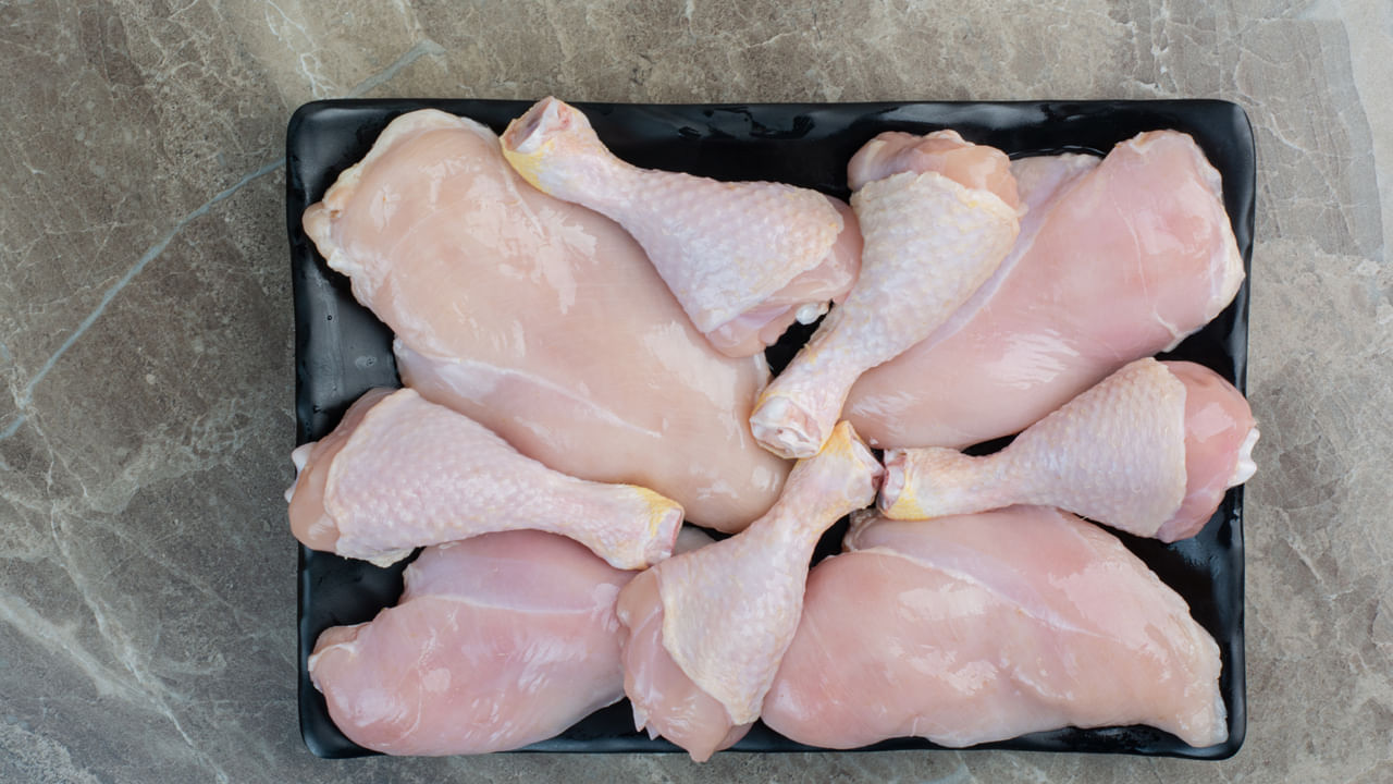 ఎలా గుర్తించాలి? దుర్వాసన వస్తుంటే చికెన్ పాడైపోయినట్లు లెక్క. అంతేకారేండా బూడిద రంగు లేదా పసుపు రంగులోకి మారడం, చికెన్ జిగటగా ఉండడం, ప్యాకెట్ ఉబ్బి ఉండడం వంటివి కనిపిస్తే చికెన్ పాడైపోయినట్లే లెక్క.