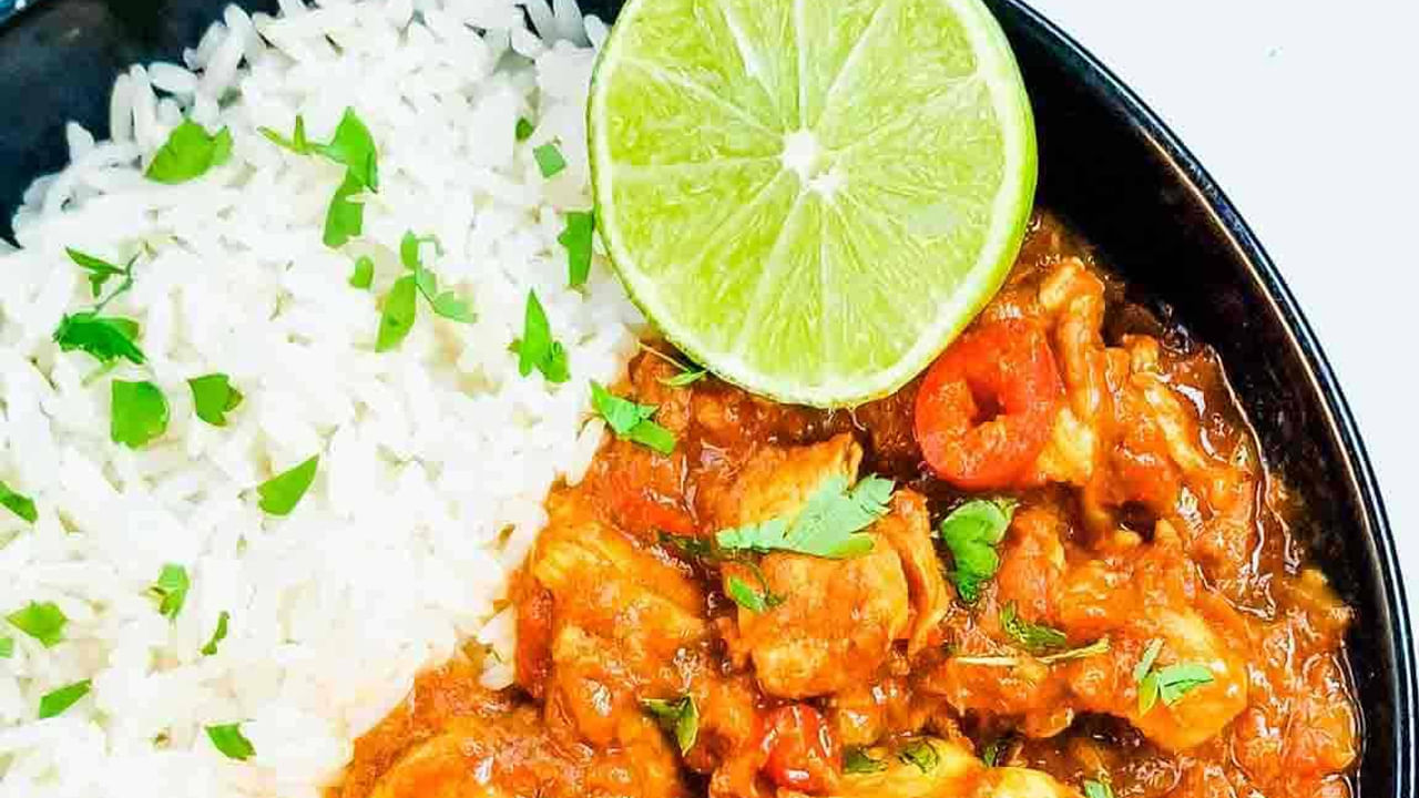 ఇక కొంత మంది చికెన్ను స్కిన్తో తినడానికి ఇష్టపడుతుంటారు. అలాంటి వారికి కూడా నిమ్మ రసం ఉపయోగపడుతుంది. స్కిన్ నుంచి కొవ్వుని బ్యాలెన్స్ చేయడానికి నిమ్మరసం ఉపయోగపడుతుంది. ఇది శరీరంలో కొలెస్ట్రాల్ పెరగకుండా ఉండడంలో ఉపయోగపడుతుంది. ఇక చికెన్ను వండేముందు మేరినెట్ చేయడం సాధారణమైన విషయం. ఈ సమయంలో చికెన్లో నిమ్మరసం కలుపుతుంటారు. దీనివల్ల చికెన్ సరిగ్గా ఉడుకుతుంది.