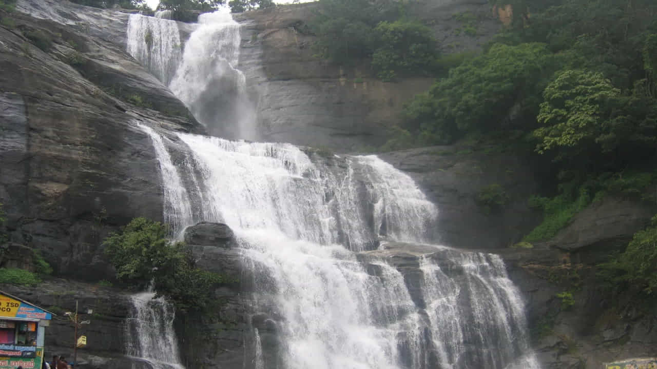 ప్రకృతి ఒడిలో వెలసిన ఈ మహిమ గల వినాయక ఆలయానికి వినాయక చవితికి భారీ సంఖ్యలో భక్తులు వస్తారు. ఇక్కడ నాడి గణపతిని, మౌనస్వామి మఠాన్ని, శ్రీ సిద్దేశ్వరి పీఠాన్ని దర్శించుకుని.. జలపాతంలో స్నానం చేసి వెళ్తారు. ఇక్కడ మౌనస్వామి మఠం, కుర్తాల పీఠం, గణపతి ఆలయం, అద్భుత జలపాతాలున్నాయి. ఇక్కడ ఉన్న చిత్రావతి జలపాతంలోని నీటిలో అనేక ఔషధ గుణాలున్నాయని.. ఎన్నో రకాల వ్యాధులను నయం చేస్తాయని నమ్మకం.