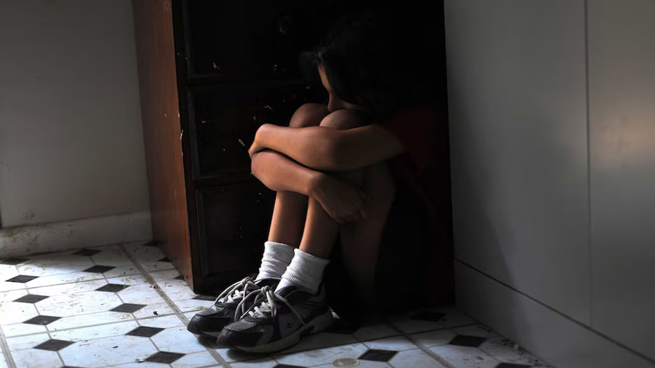 Watch Video: ఇంటర్‌ విద్యార్ధిని ప్రెగ్నెంట్.. ఈ కీచక టీచర్‌ను పోలీసులు ఏం చేశారో చూశారా? వీడియో వైరల్