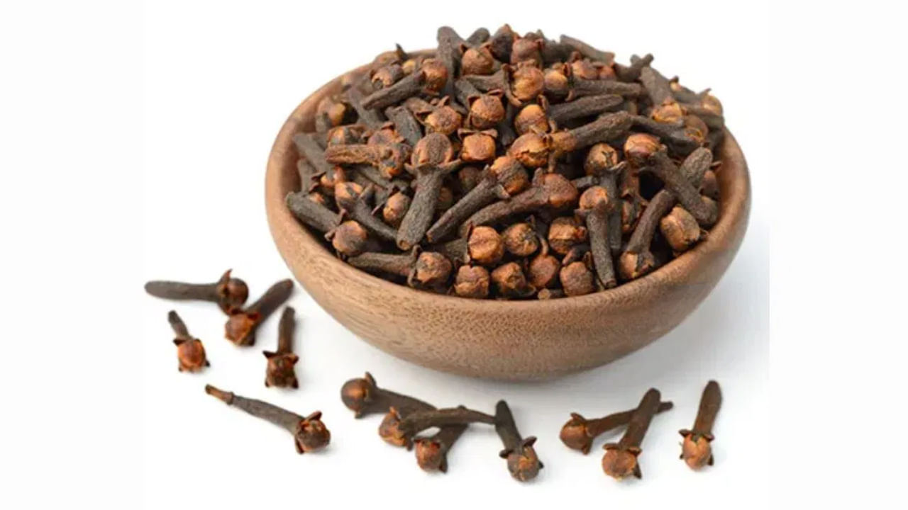 గుండె ఆరోగ్యం: లవంగం నీరు శరీరంలో రక్త ప్రసరణ ప్రక్రియను మెరుగుపరచడానికి సహాయపడుతుంది. తద్వారా ఆరోగ్యకరమైన గుండె పనితీరును నిర్వహించడానికి మద్దతు ఇస్తుంది.