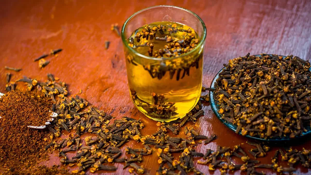 దంతాలు, చిగుళ్ల ఆరోగ్యం: లవంగాలను నమిలి తినడం వల్ల నోటి దుర్వాసన తగ్గుతుంది. అంతేకాకుండా ఇది పంటి నొప్పి నుండి తక్షణ ఉపశమనం అందించడానికి, ఆరోగ్యకరమైన నోటి ఆరోగ్యాన్ని కాపాడుకోవడానికి తోడ్పడుతుంది.