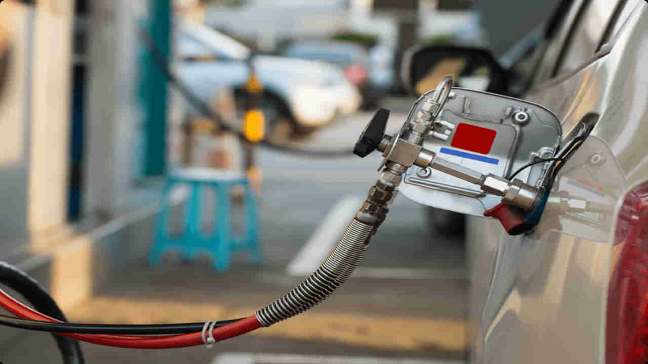 Auto News: CNG నింపేటప్పుడు కారులోంచి ఎందుకు దిగాలి? అసలు కారణాలు ఇవే!