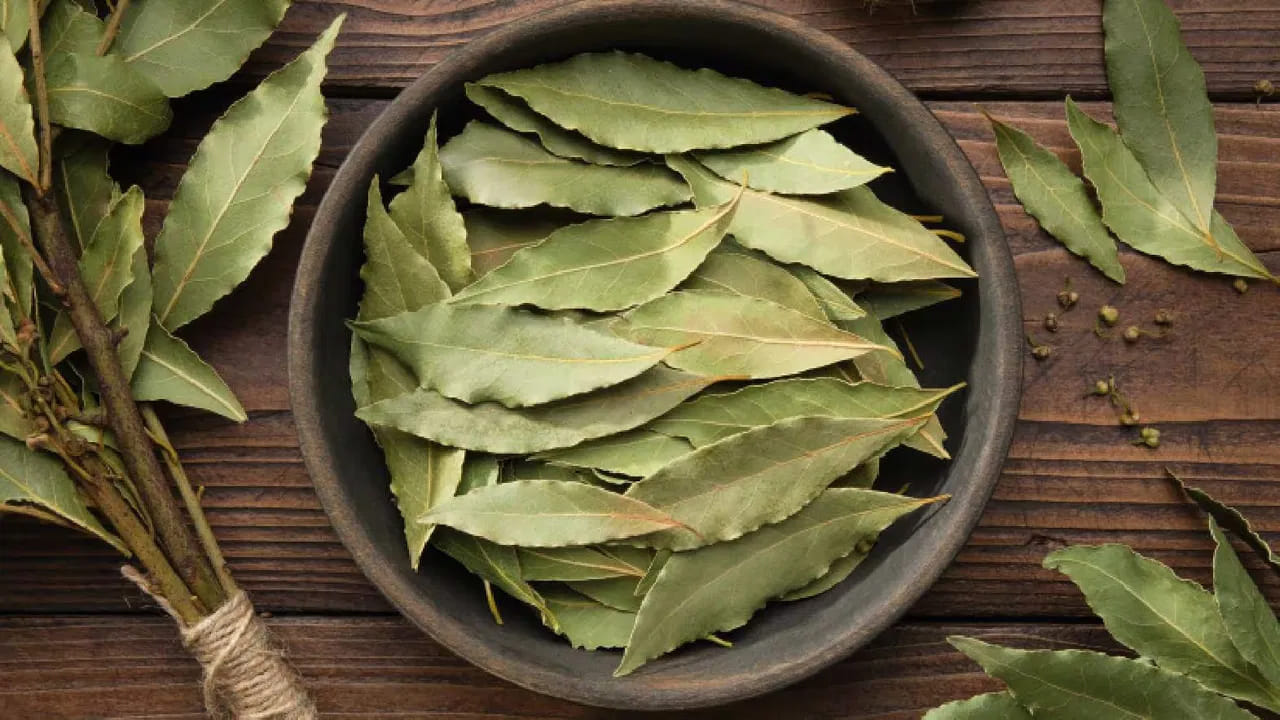 అలాంటప్పుడు మీరు వాటిని ఆ ప్రాంతలో ప్రవేశించకుండా చేయాలి.. ఒక వేళ ప్రవేశించినా.. అవి అక్కడే అంతమయ్యేలా చూసుకోవాలి. ఇందుకోసం కొన్ని బే ఆకులను తీసుకొని వాటిని చేతులతో బాగా నలిపి అవి ప్రవేశించే దగ్గర ఉంచండి.