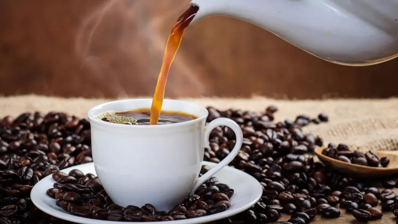 చలికాలంలో ఎక్కువ సార్లు కాఫీ తాగాలి అనుకుంటారు. అయితే మనం ప్రతి సారీ కేఫ్ కు వెళ్లలేం కదా.. కాగా, ఇప్పుడు మనం కేఫ్ లో ఉండే అంత టేస్టీగా ఇంటిలోనే కాఫీ ఎలా ప్రిపేర్ చేసుకోవాలో చూసేద్దాం.