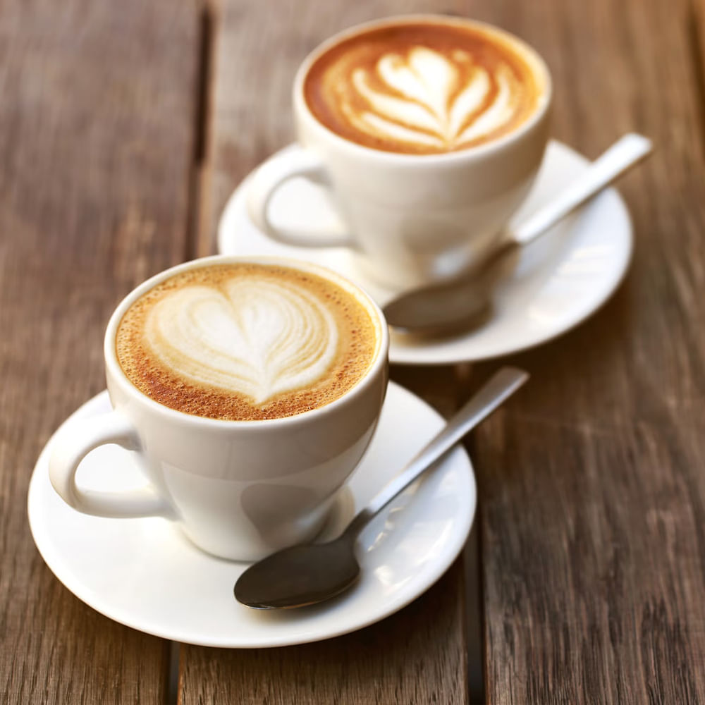 కెఫిన్ తీసుకోవడం: కెఫిన్ను తీసుకోవడం లిమిట్ చేసుకుంటే ఎముకలు దృఢంగా మారుతాయి. కెఫీన్ అధికం ఉంటె కాఫీ, టీ వంటివి ఎక్కువగా తీసుకోవడం వల్ల ఎముకలు బలహీనపడతాయి. అలాంటి వారికి కాల్షియం కూడా ఎక్కువగా అవసరం ఉంటుంది.